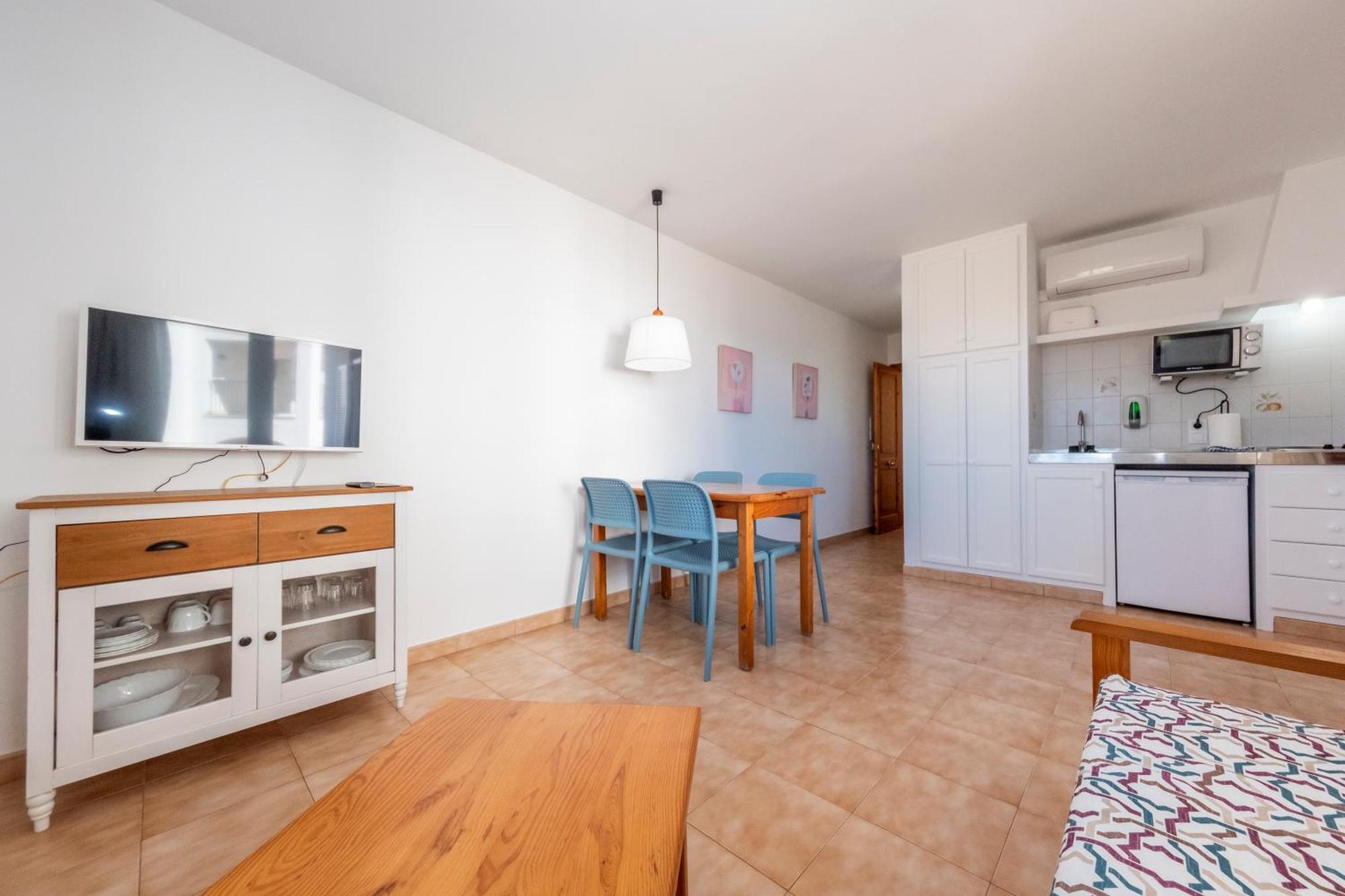 Apartamentos Sol Ponent Cala Blanca  Exterior photo