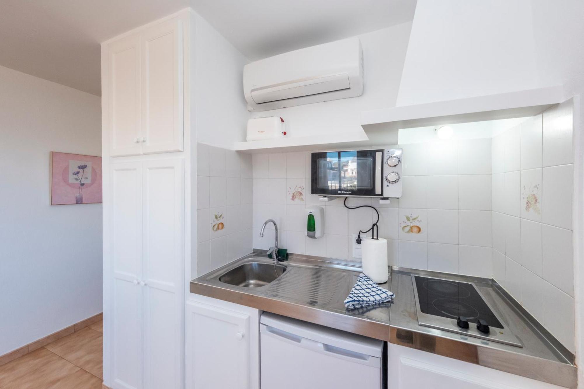Apartamentos Sol Ponent Cala Blanca  Exterior photo