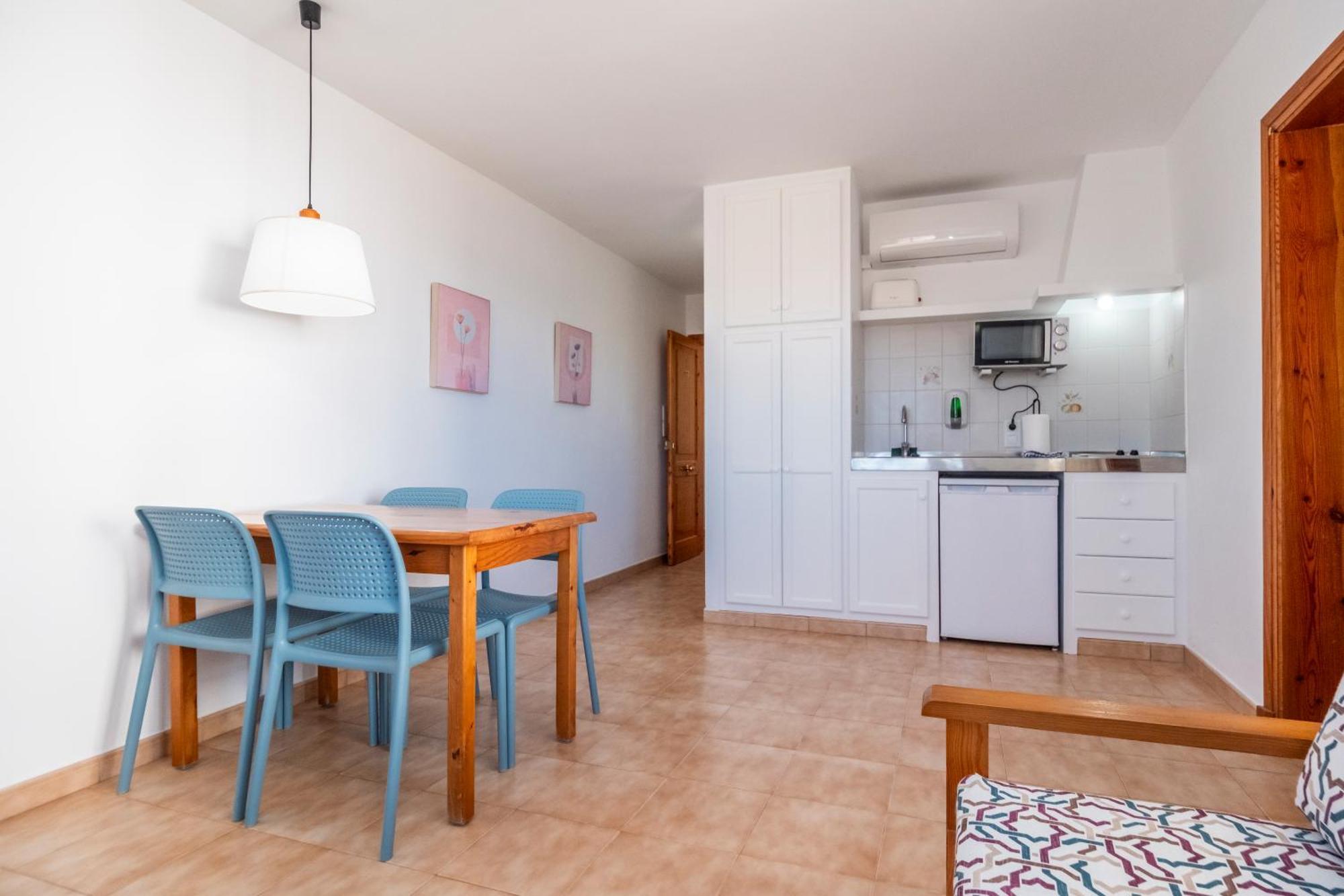 Apartamentos Sol Ponent Cala Blanca  Exterior photo