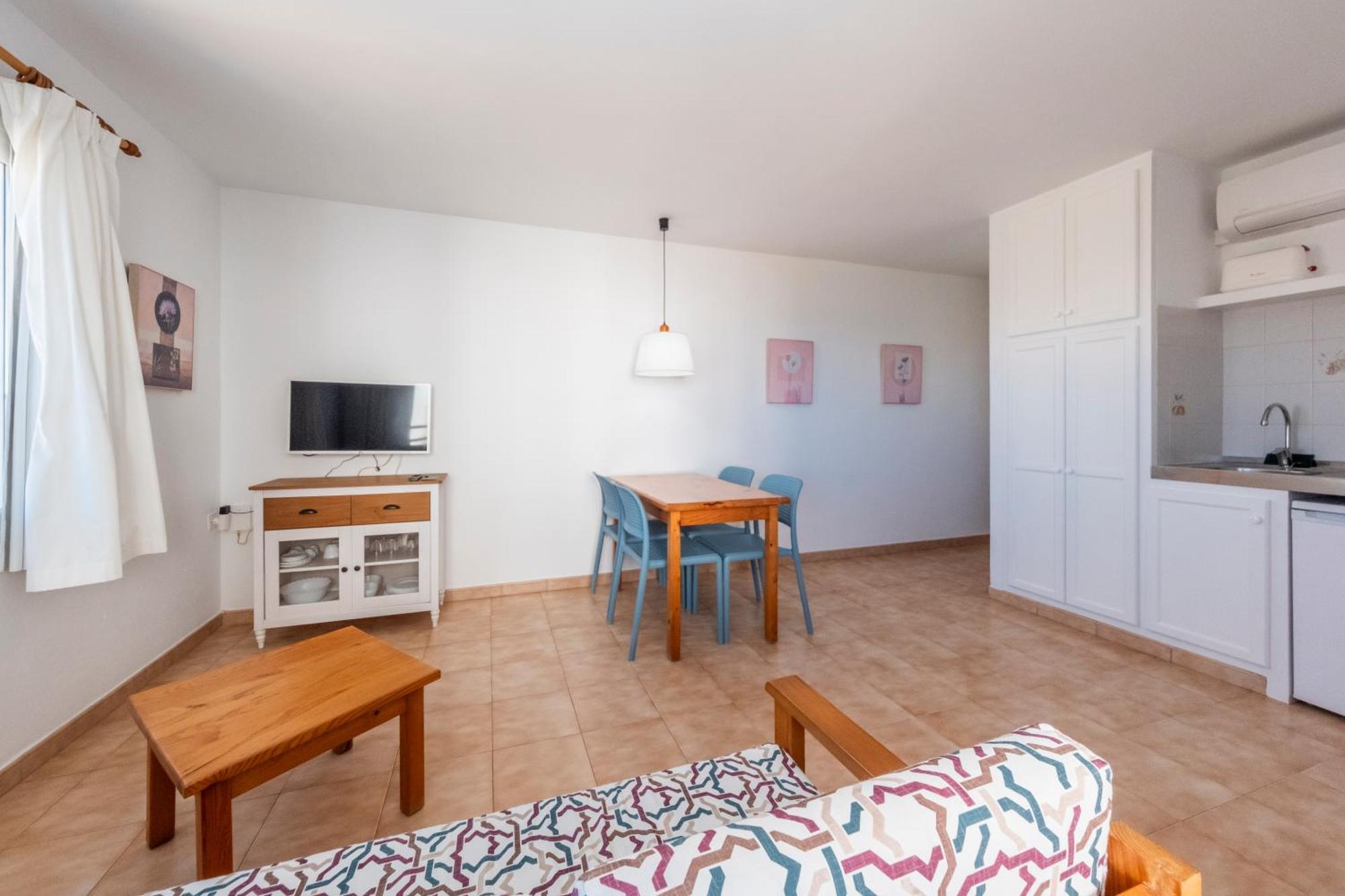 Apartamentos Sol Ponent Cala Blanca  Exterior photo