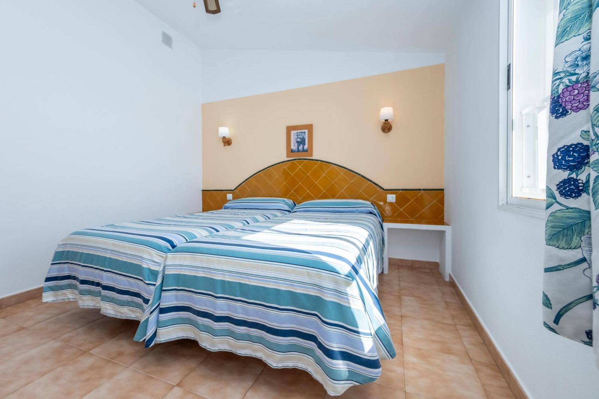 Apartamentos Sol Ponent Cala Blanca  Exterior photo