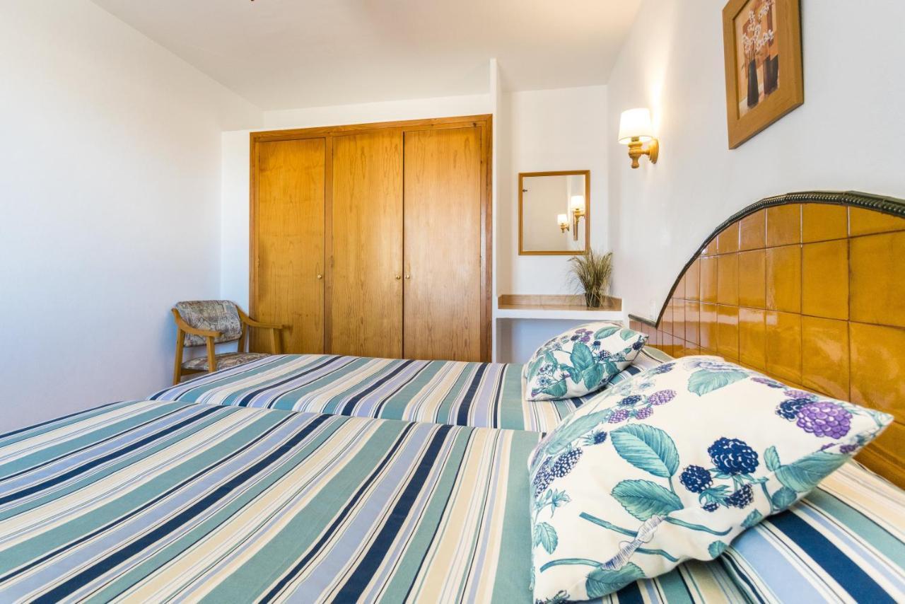 Apartamentos Sol Ponent Cala Blanca  Exterior photo