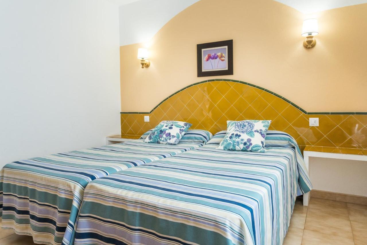 Apartamentos Sol Ponent Cala Blanca  Exterior photo